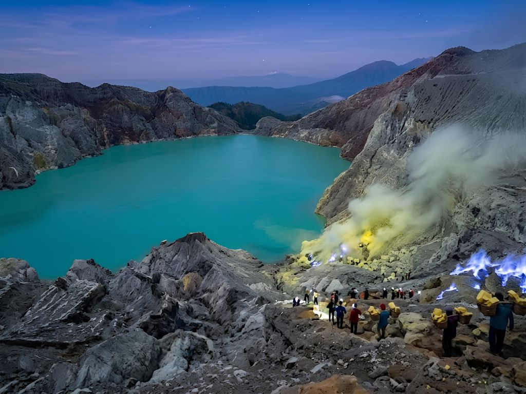 ijen crater by bromoijenadventure.com