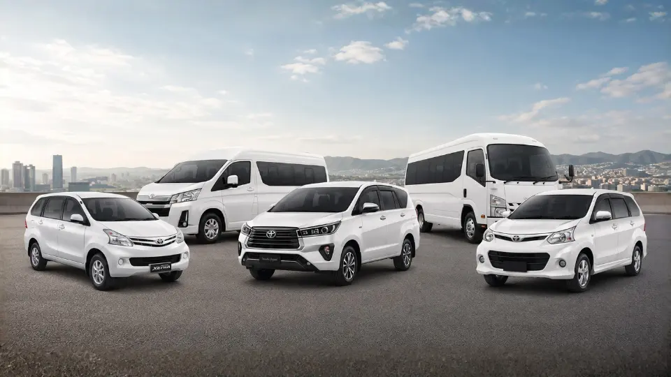 Pilihan armada sewa mobil murah di Malang dan Surabaya, menampilkan mobil Toyota Avanza, Daihatsu Xenia, Toyota Innova Reborn, Toyota Hiace Premio, dan Isuzu Elf warna putih yang bersih dan prima.