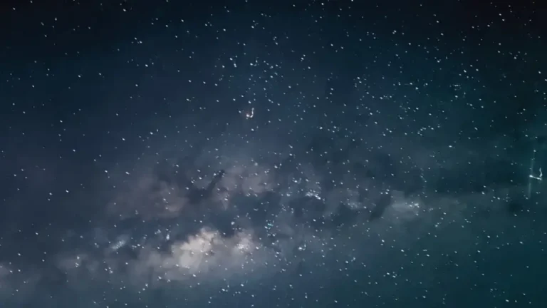 Hamparan jutaan bintang galaksi Bima Sakti (Milky Way) yang sangat jelas dan cerah di atas Gunung Bromo pada langit malam yang gelap dan bersih.